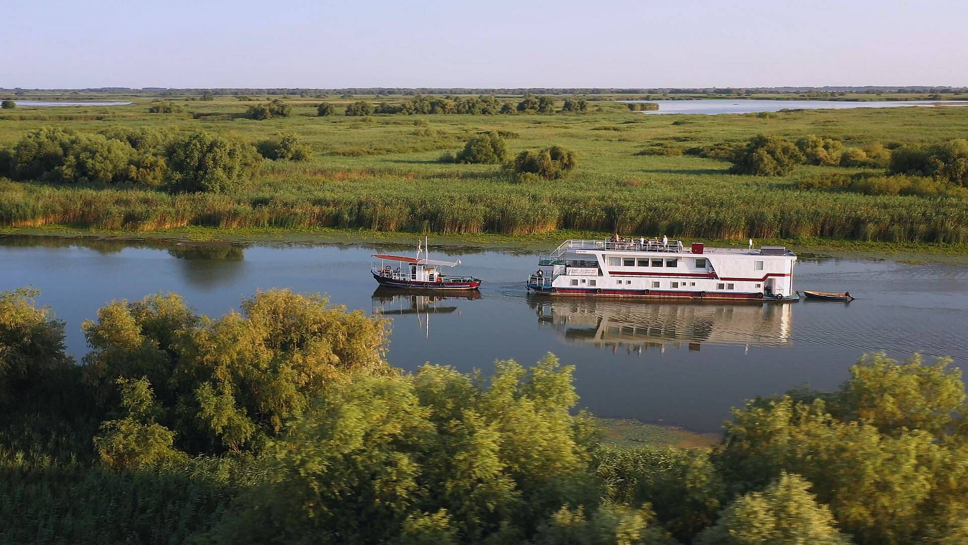 Hotelschiff mit Beiboot im Donaudelta